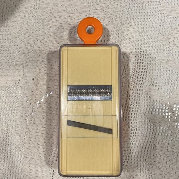 Vintage Cheese/Vegetable Grater, Slicer With Container - Picture 5 of 5